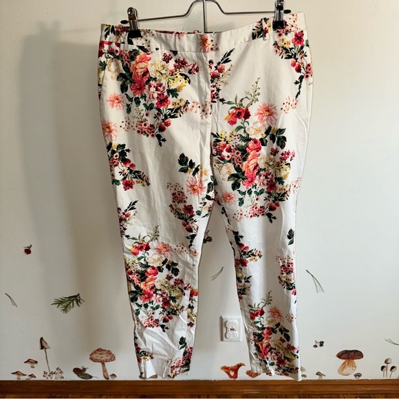 Tommy Hilfiger Pants - Tommy Hilfiger spring flowers trousers lined with satin
